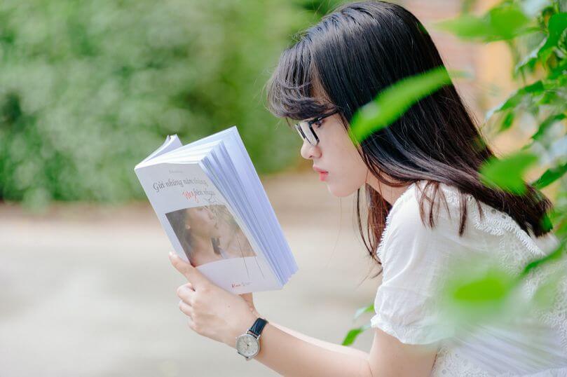 一位女生在讀書